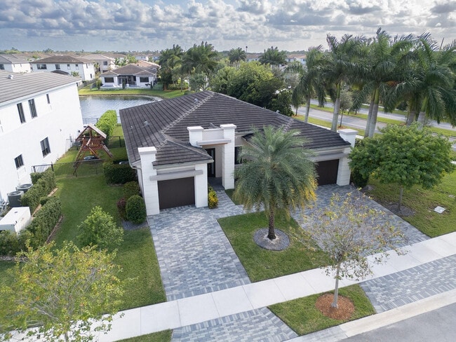 property at 10660 S Lago Vista Cir