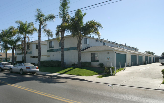 Palm City Townhomes in San Diego, CA - Foto de edificio - Building Photo