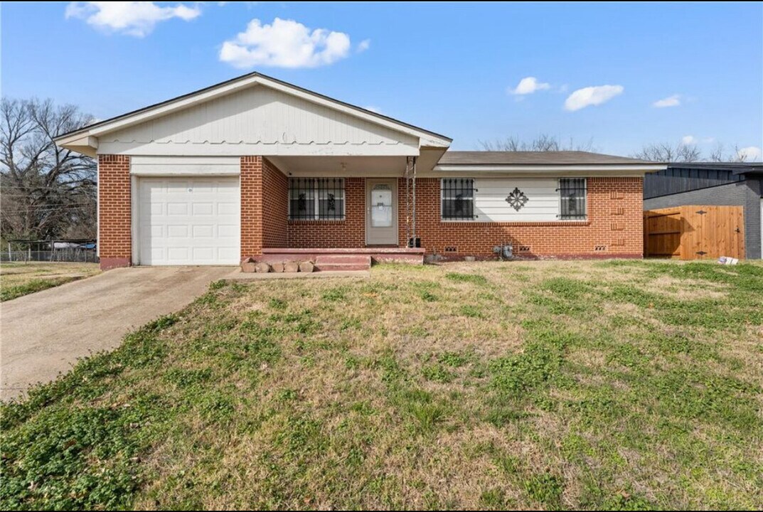 200 Waters St in Waco, TX - Building Photo