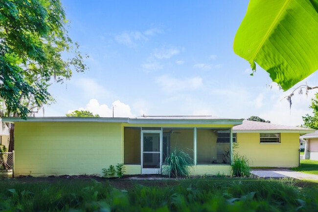 7807 Raintree Dr in New Port Richey, FL - Building Photo - Building Photo