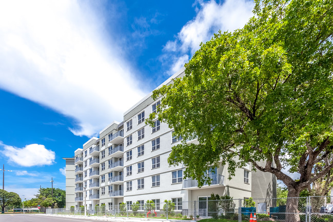 Courtside Family Apartments in Miami, FL - Foto de edificio - Building Photo