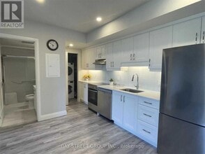 5698 Main St in Niagara Falls, ON - Building Photo - Building Photo