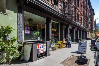 72-74 Thompson St in New York, NY - Foto de edificio - Building Photo