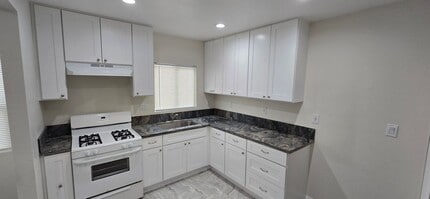 128 N Sheridan St in Corona, CA - Building Photo - Building Photo