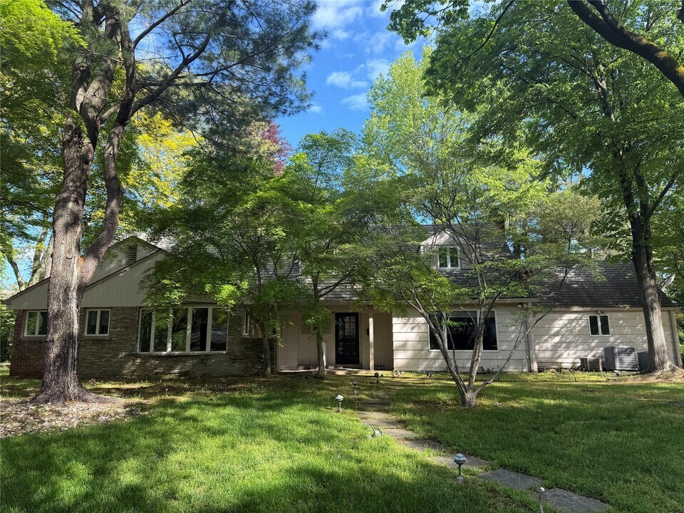 17 Hilltop Dr W in Great Neck, NY - Building Photo