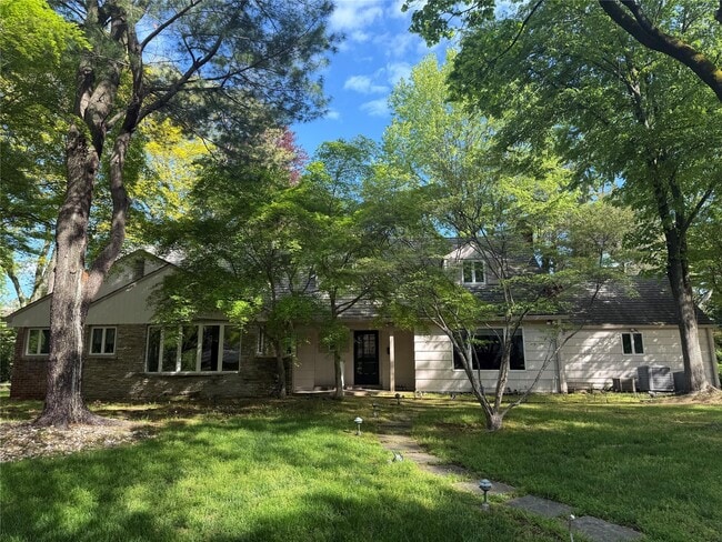 property at 17 Hilltop Dr W