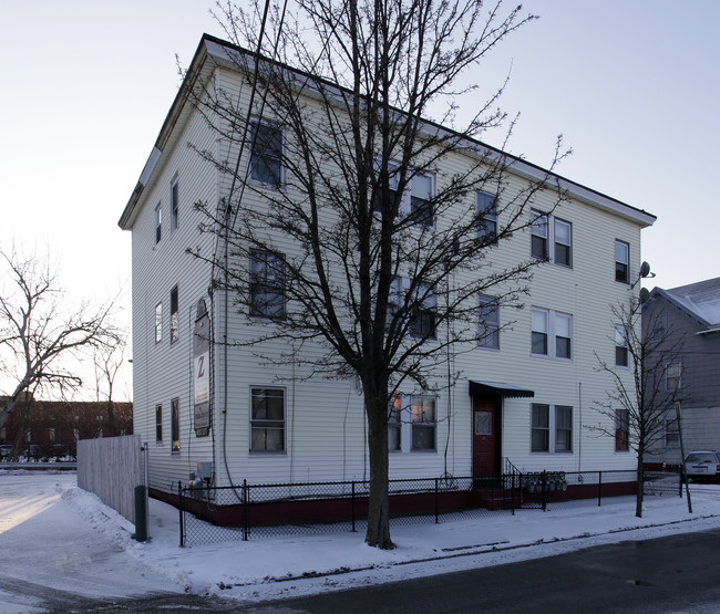 10 Tuxedo Ave in Providence, RI - Foto de edificio - Building Photo