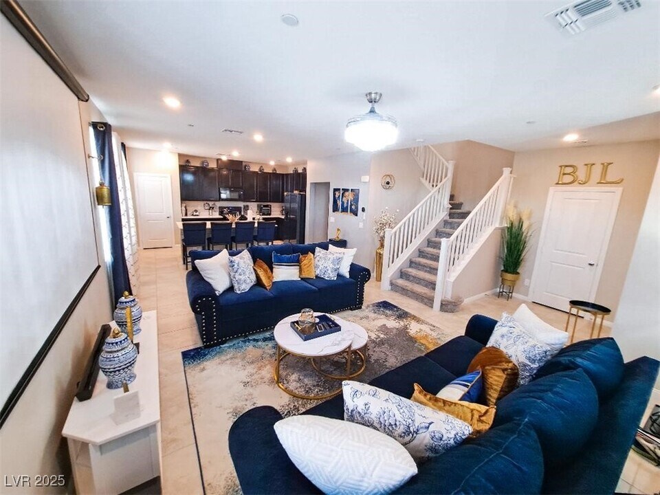 3235 Pergusa Dr in Henderson, NV - Building Photo