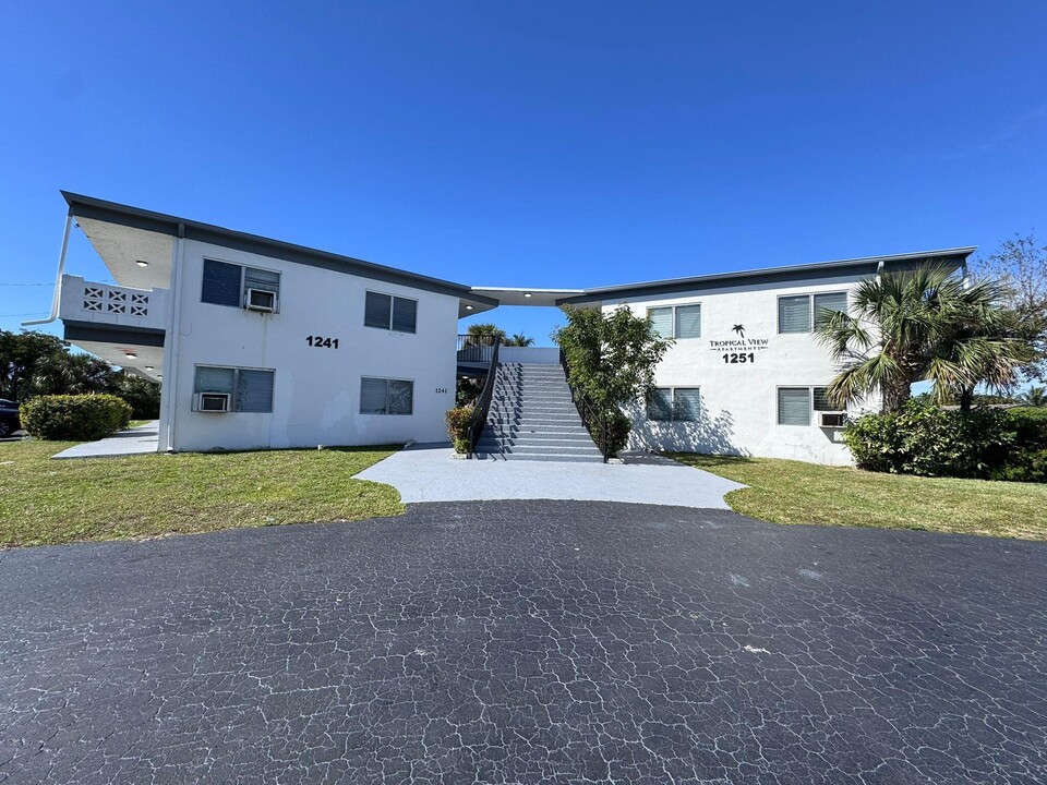 1251 W River Dr in Margate, FL - Building Photo