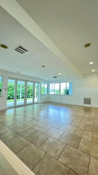 2050 NE 196th Terrace in North Miami Beach, FL - Foto de edificio - Building Photo