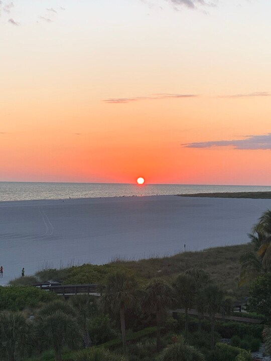 100 N Collier Blvd in Marco Island, FL - Building Photo