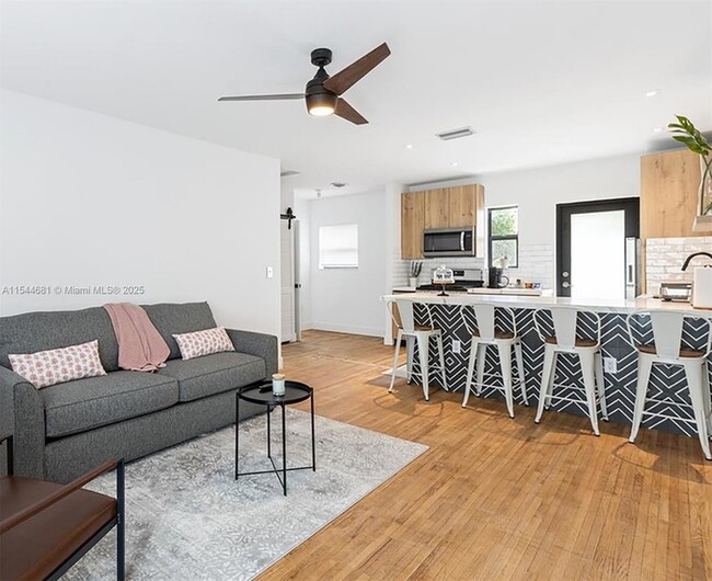 740 SW 9th St, Unit 1 in Miami, FL - Building Photo - Building Photo