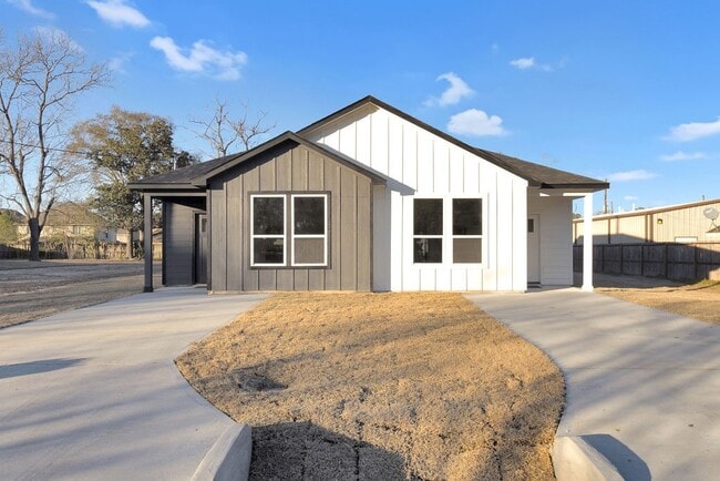 104 Runnels St in Willis, TX - Building Photo - Building Photo