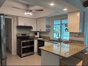 1412 SE 11th Pl in Cape Coral, FL - Foto de edificio - Building Photo