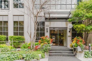 500 Doris Ave in Toronto, ON - Building Photo