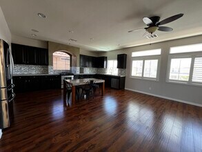 5059 Bonnie Doon Ln in Las Vegas, NV - Foto de edificio - Building Photo