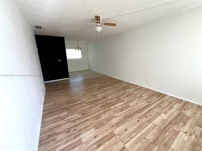 281 NE 40th St in Oakland Park, FL - Building Photo - Building Photo