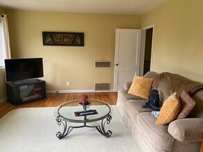 5458 1/2 Village Grn in Los Angeles, CA - Foto de edificio - Building Photo