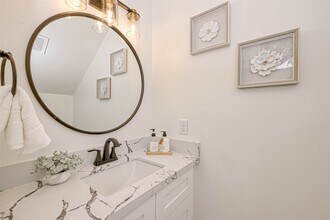 5613 St Paul St in Bellaire, TX - Foto de edificio - Building Photo