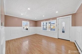 114 Larch St in Woodbridge Township, NJ - Foto de edificio - Building Photo