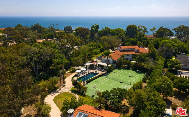 28899 Cliffside Dr in Malibu, CA - Foto de edificio - Building Photo