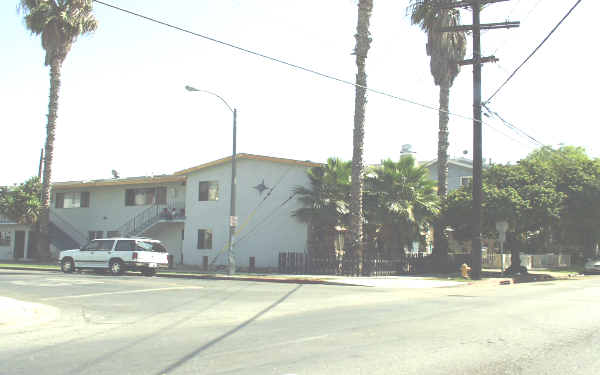 1090 Walnut Ave in Long Beach, CA - Building Photo - Building Photo