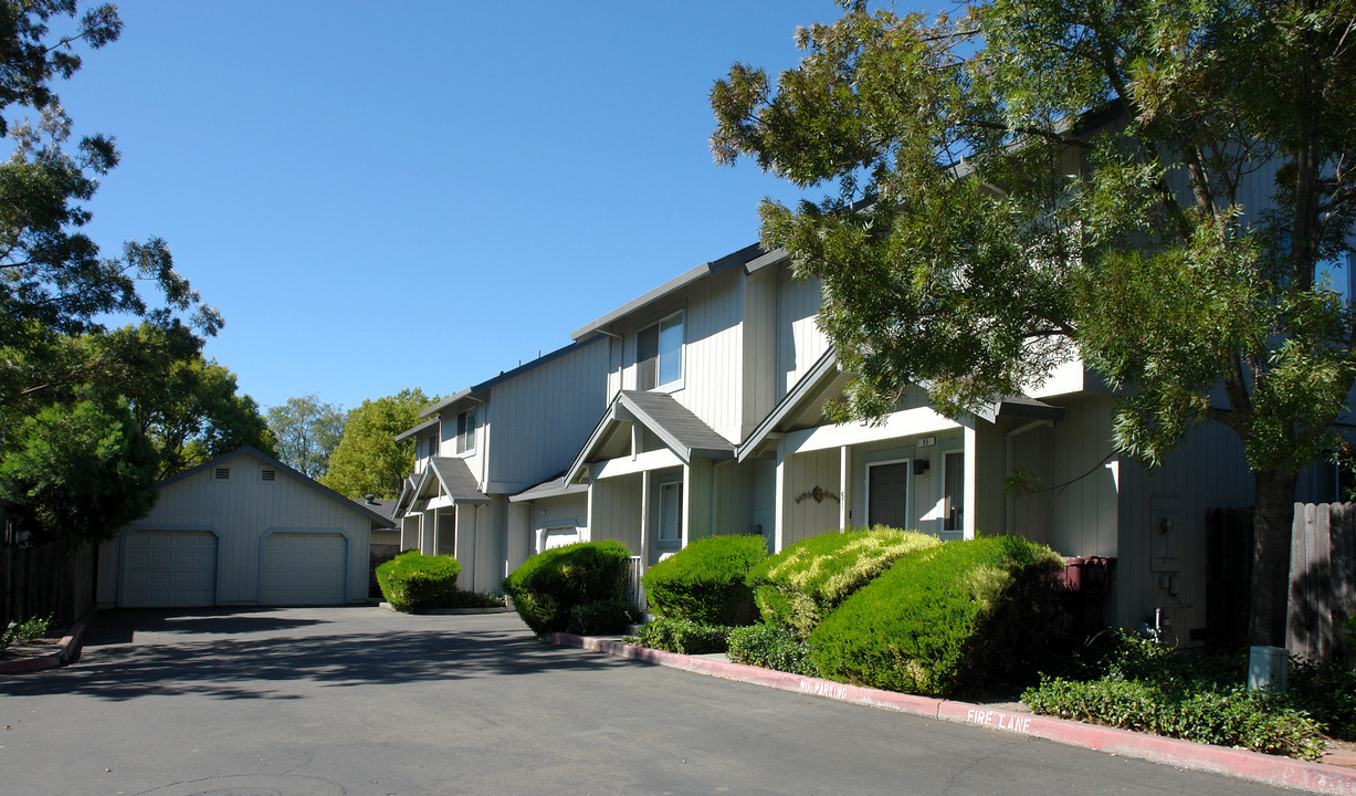 51 Lark Center Dr in Santa Rosa, CA - Foto de edificio