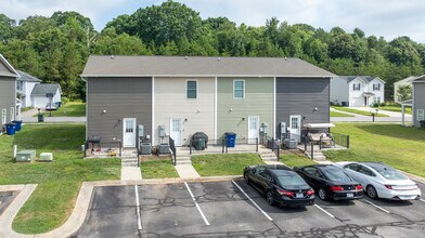 1592 - 1598 NW Oak Leaf Dr in Hickory, NC - Building Photo - Building Photo