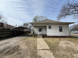 323 N Stonewall Ave in Ada, OK - Building Photo