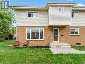 255 Talbot St N in Essex, ON - Building Photo