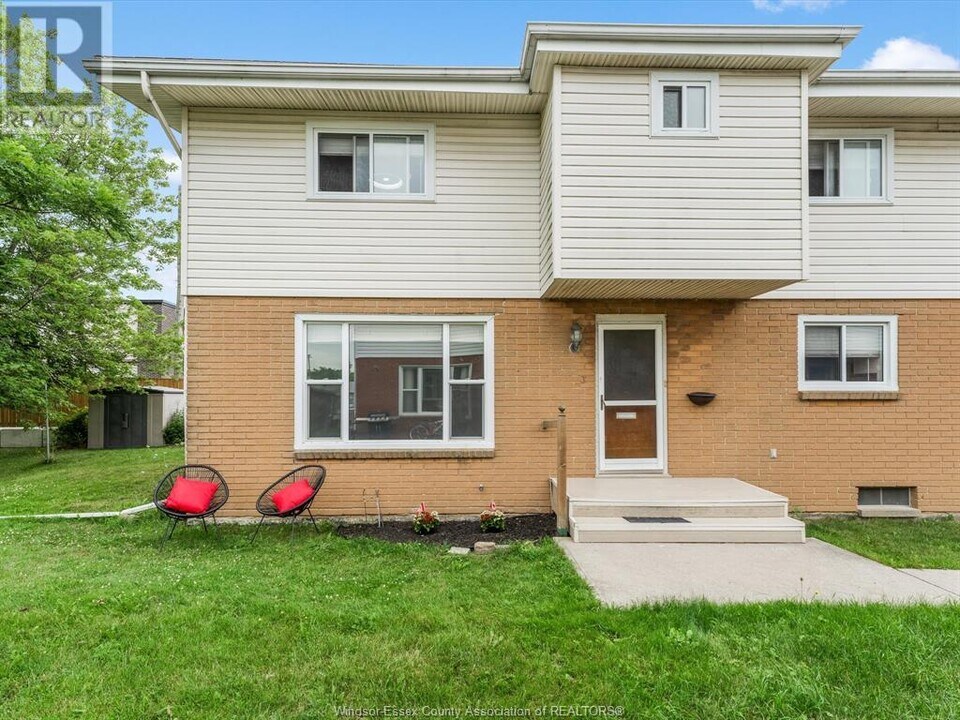 255 Talbot St N in Essex, ON - Building Photo