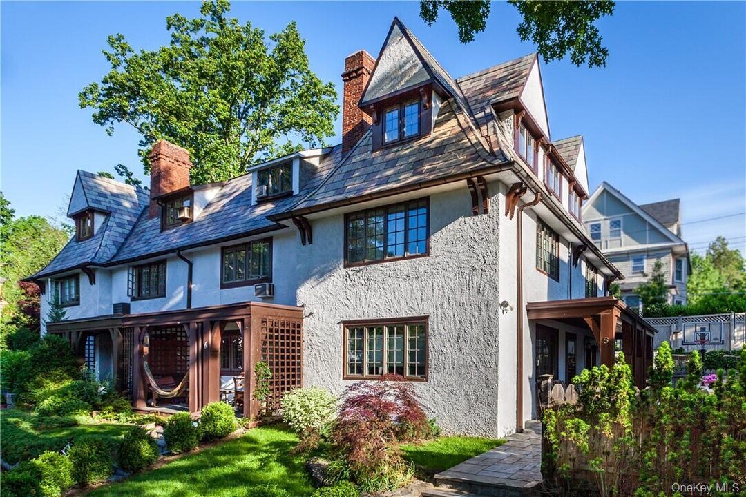 5 Bolton Gardens in Bronxville, NY - Building Photo