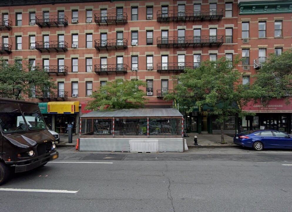 697 10th Ave in New York, NY - Building Photo