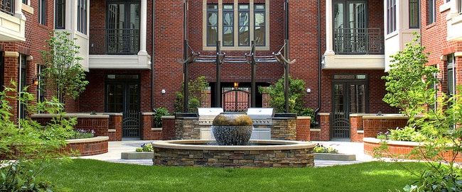 2810 Selwyn Ave, Unit 326 in Charlotte, NC - Building Photo - Building Photo