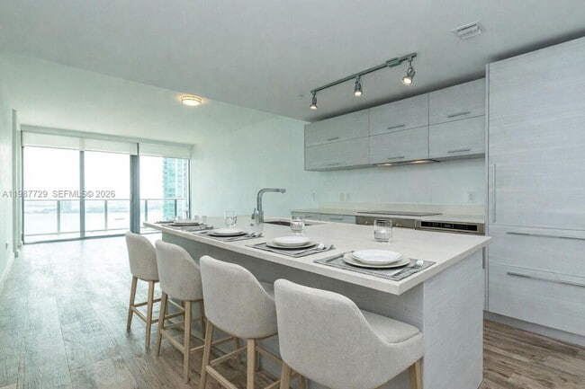 650 NE 32nd St in Miami, FL - Foto de edificio - Building Photo