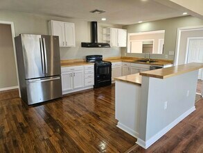 513 Oakdale Dr in Corpus Christi, TX - Building Photo - Building Photo