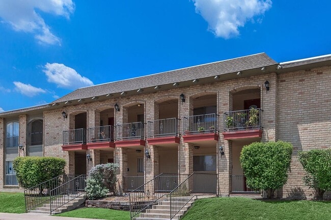 Town View in San Antonio, TX - Foto de edificio - Building Photo