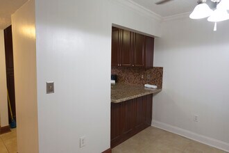 6081 W 24th Ave, Unit 110 in Hialeah, FL - Building Photo - Building Photo