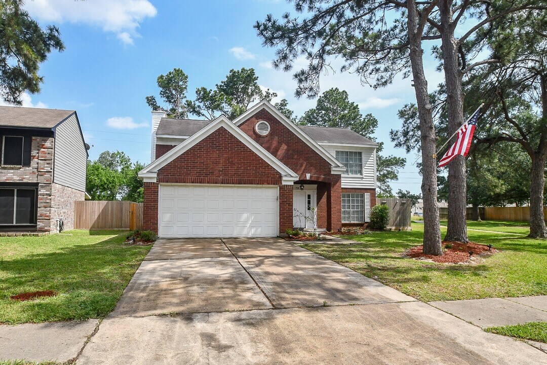 7318 River Garden Dr in Houston, TX - Building Photo