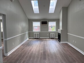 349 Bloomfield Ave-Unit -124 in Bloomfield, NJ - Foto de edificio - Building Photo