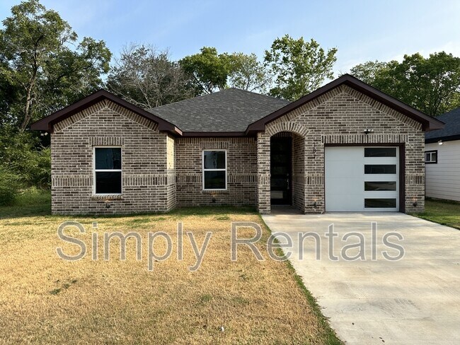 107 Ross St in Sulphur Springs, TX - Foto de edificio - Building Photo
