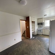 4 Calderwood Dr in Kingston, ON - Building Photo - Building Photo