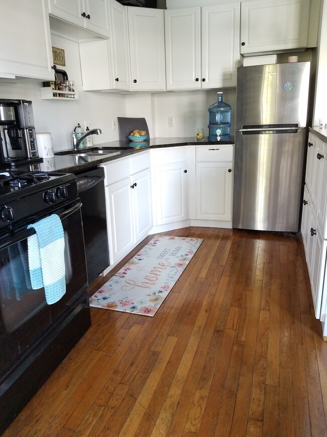 212 Emanuel Cleaver II Blvd, Unit KC Plaza in Kansas City, MO - Building Photo - Building Photo