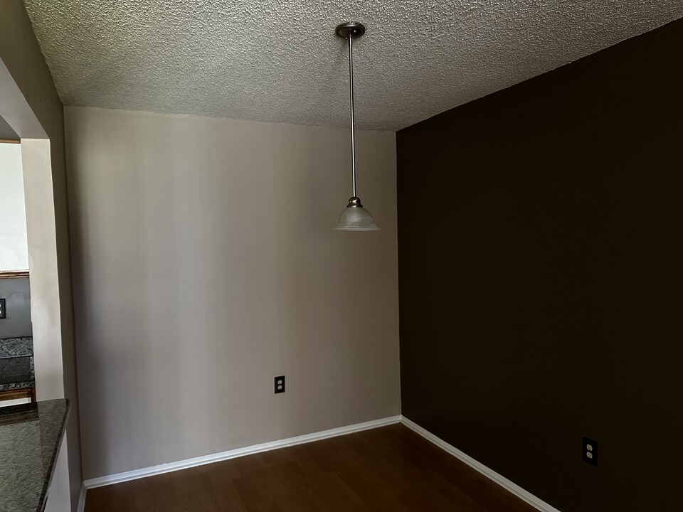 72 Lindsey Ct in Franklin Township, NJ - Building Photo