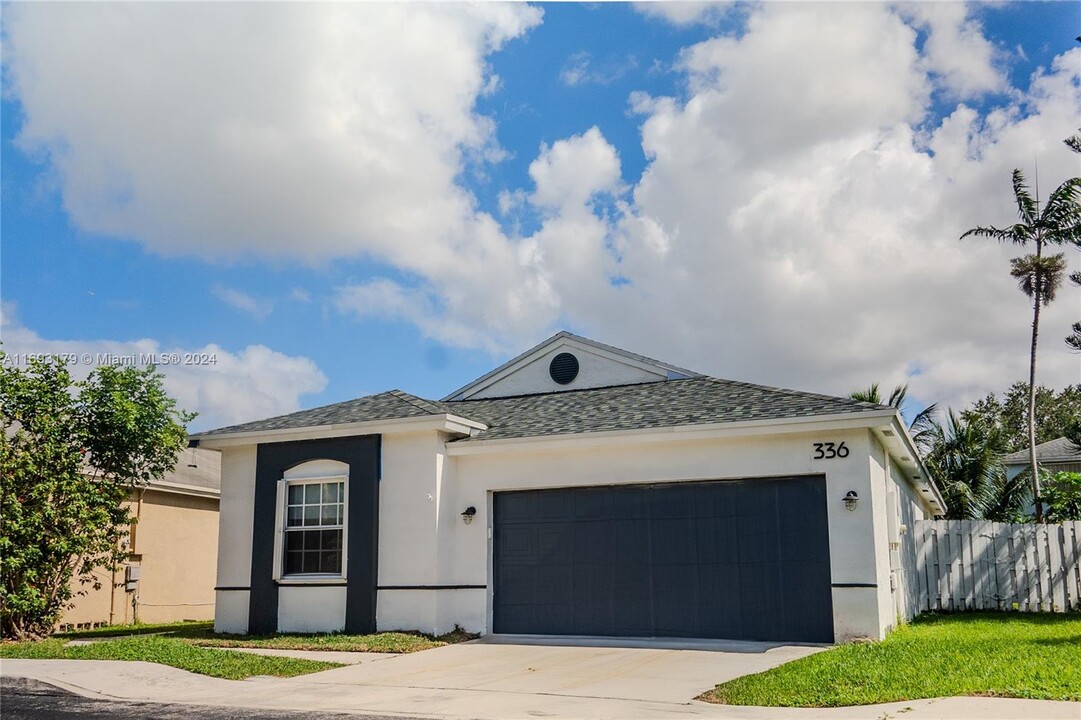 336 S Ketch Dr in Sunrise, FL - Building Photo