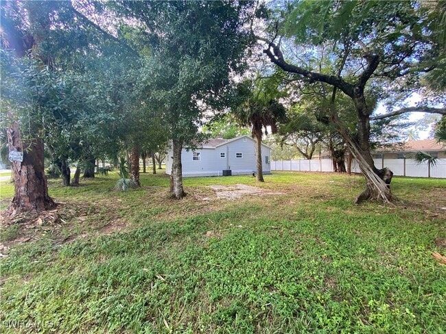 2371 Lafayette St in Ft. Myers, FL - Building Photo - Building Photo