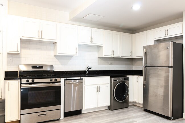 730 W Roscoe St, Unit 2W in Chicago, IL - Foto de edificio - Building Photo