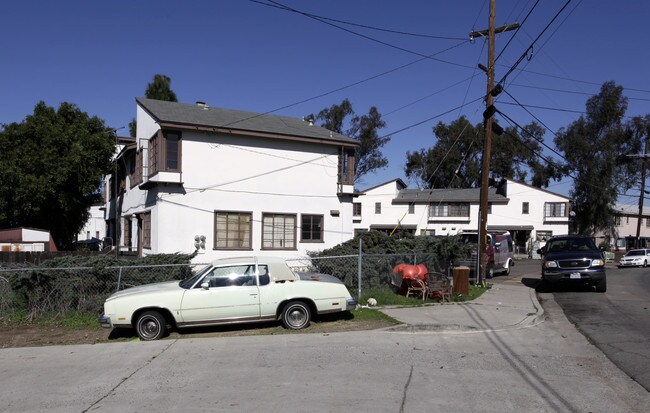 6520-6544 Kelly St in San Diego, CA - Foto de edificio - Building Photo