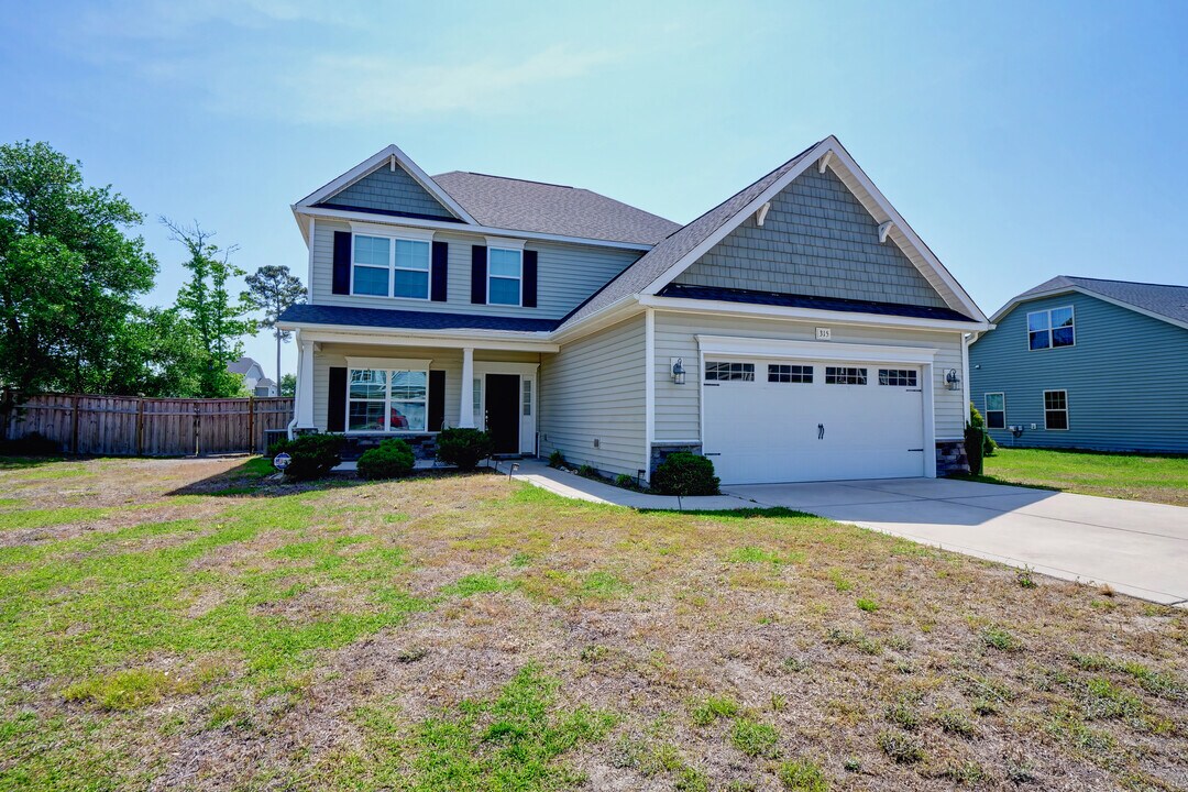 315 Red Cedar Dr in Sneads Ferry, NC - Foto de edificio