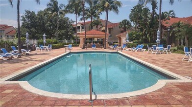 1590 S 42nd Cir, Unit 307 in Vero Beach, FL - Foto de edificio - Building Photo